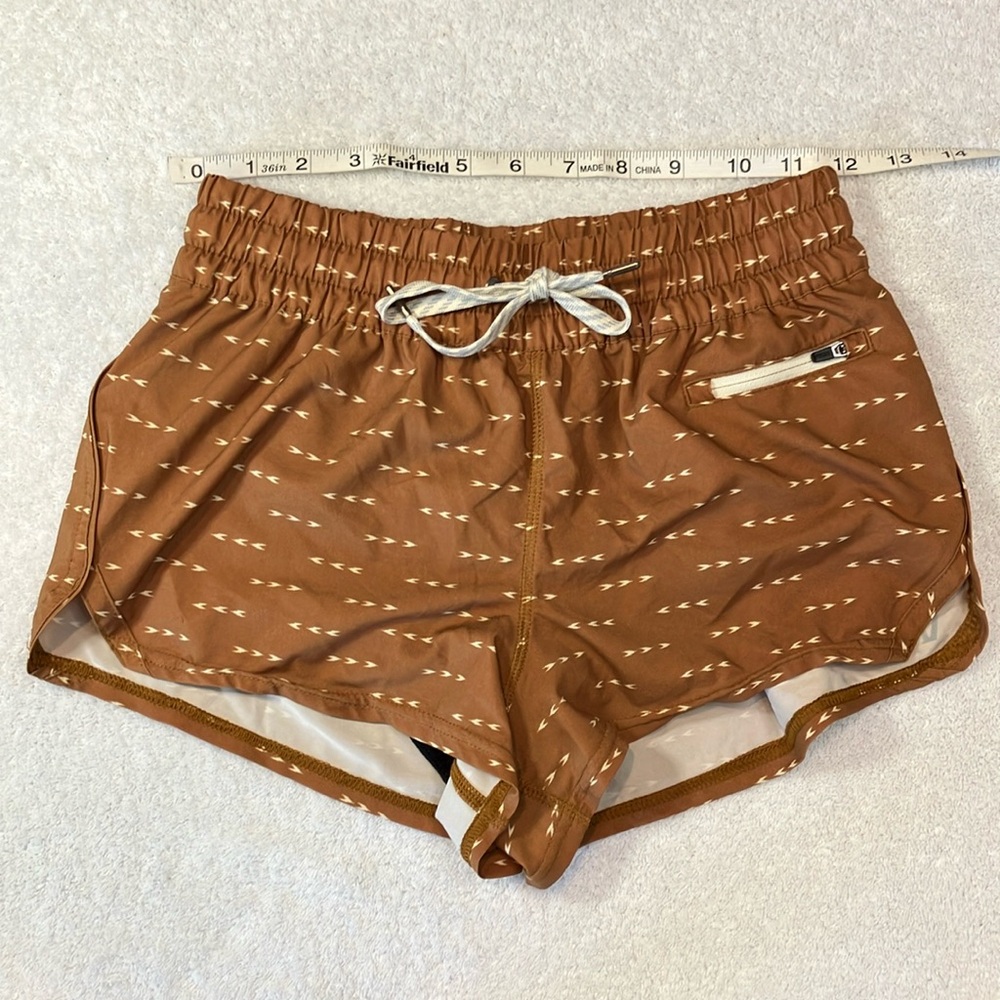Vuori Camel Brown Dash-Print Athletic Shorts - Picture 4 of 8